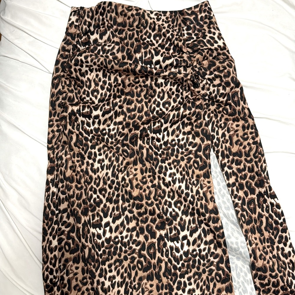 Cheetah print skirt, opening on the side